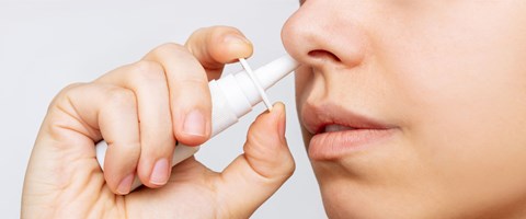 nærbilde av dame som bruker nesespray. 