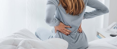 Kvinne med smerter endometriose 